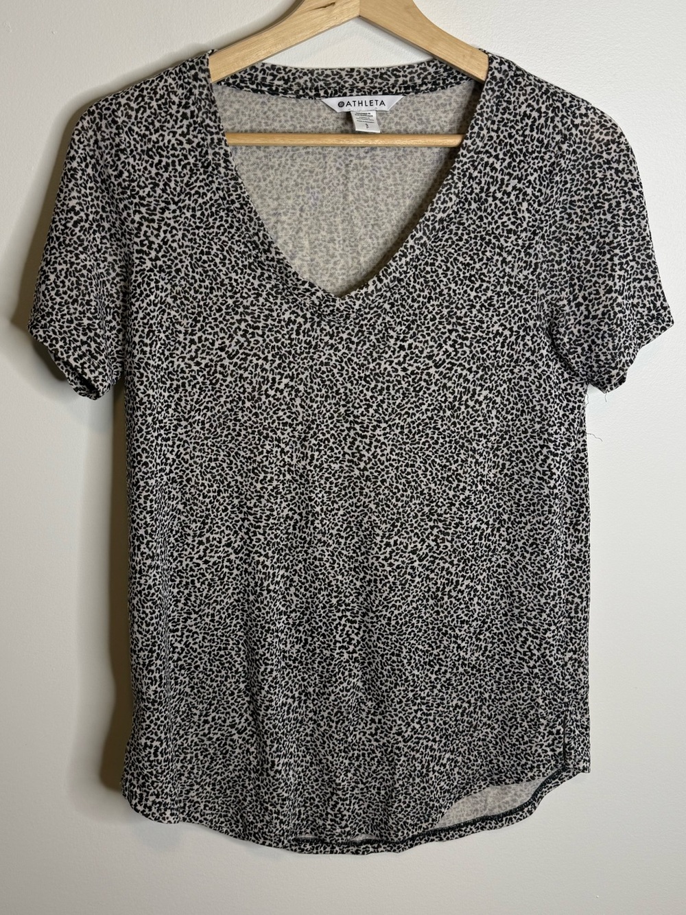 Athleta Speckle Print V-Neck Short Sleeve Top - Black and White small